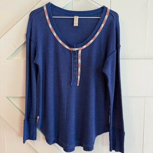 Altar’d State Women's Blue Long Sleeve Top  Front Button Detail Scoop Neck Large